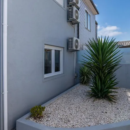 Feriehus Charming Bright House W/ Garden Porto