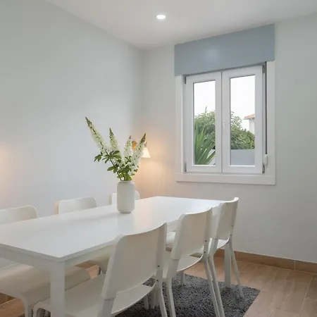 Feriehus Charming Bright House W/ Garden *