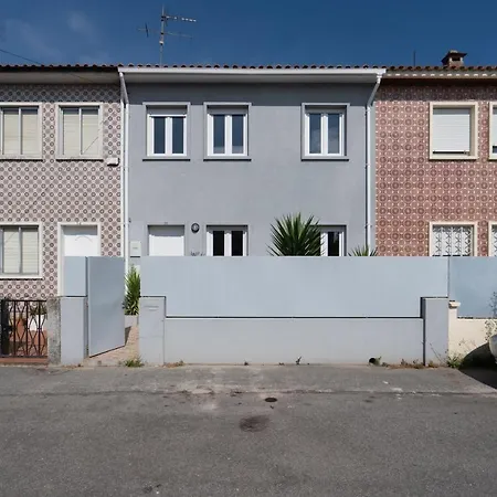 Dom wakacyjny Charming Bright House W/ Garden