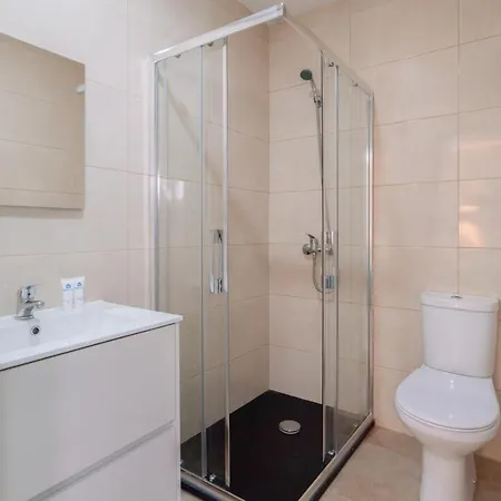 Dom wakacyjny Charming Bright House W/ Garden