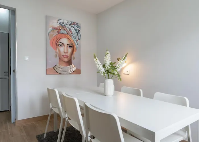 Charming Bright House W/ Garden בית נופש