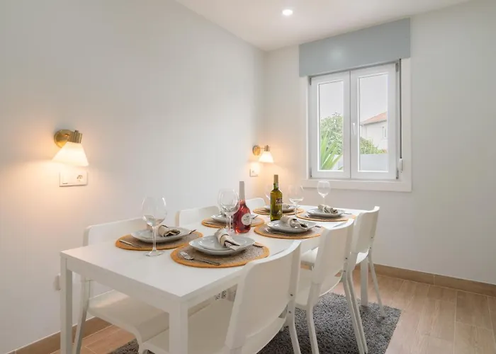 Charming Bright House W/ Garden