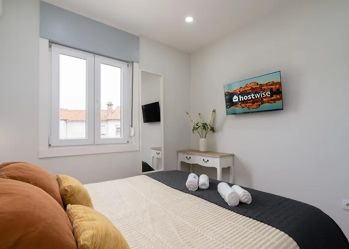 Charming Bright House W/ Garden בית נופש