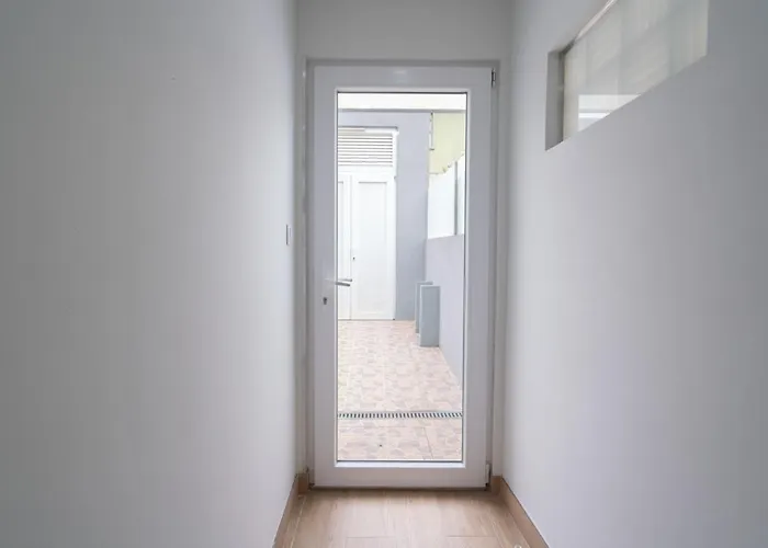 Charming Bright House W/ Garden בית נופש *