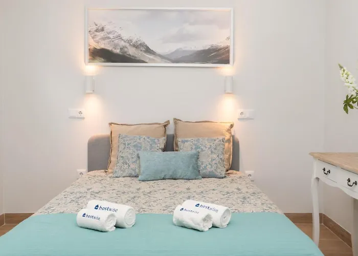 Charming Bright House W/ Garden *