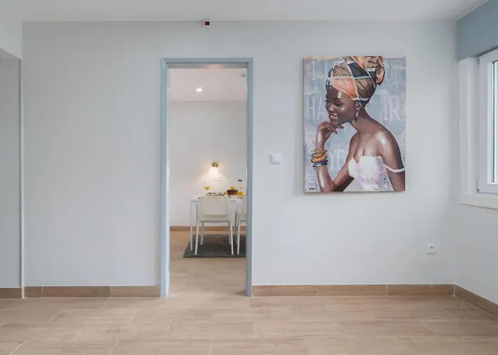 Charming Bright House W/ Garden בית נופש