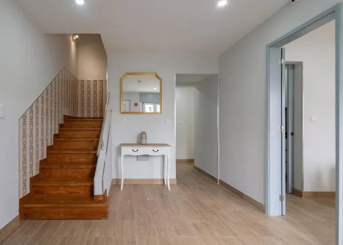 Charming Bright House W/ Garden בית נופש