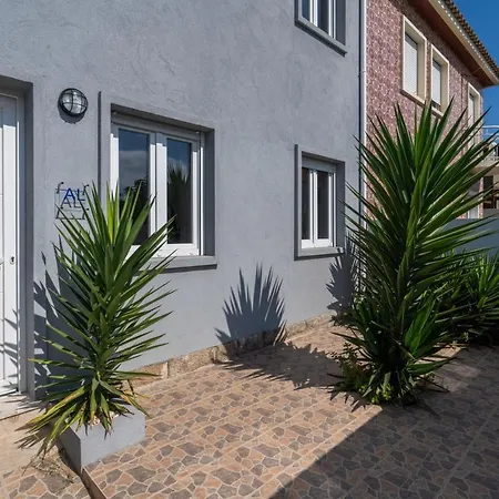 Charming Bright House W/ Garden