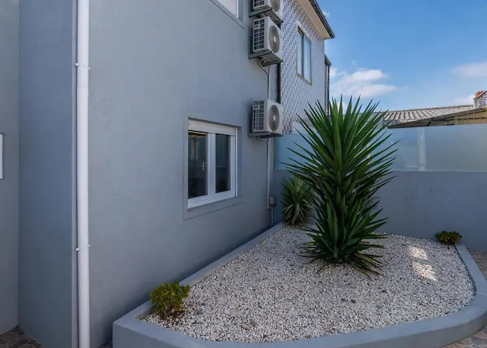 度假居 Charming Bright House W/ Garden 波尔图