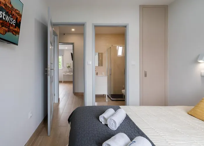 Charming Bright House W/ Garden 度假居 *