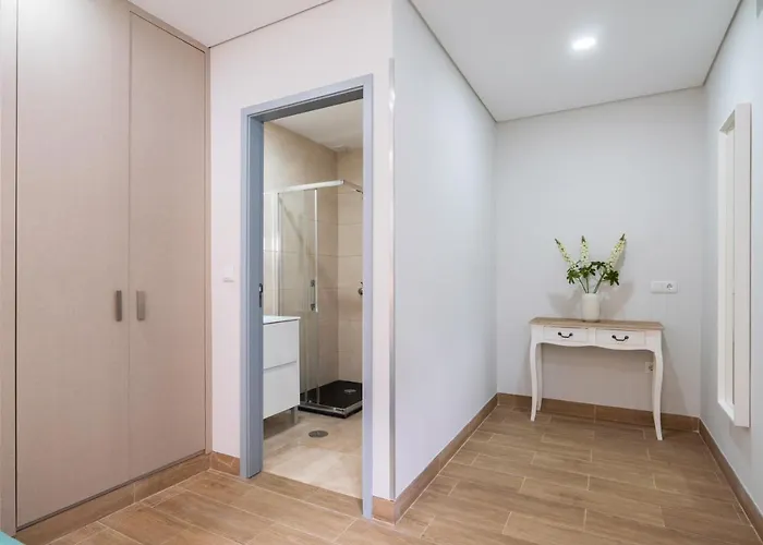 度假居 Charming Bright House W/ Garden *