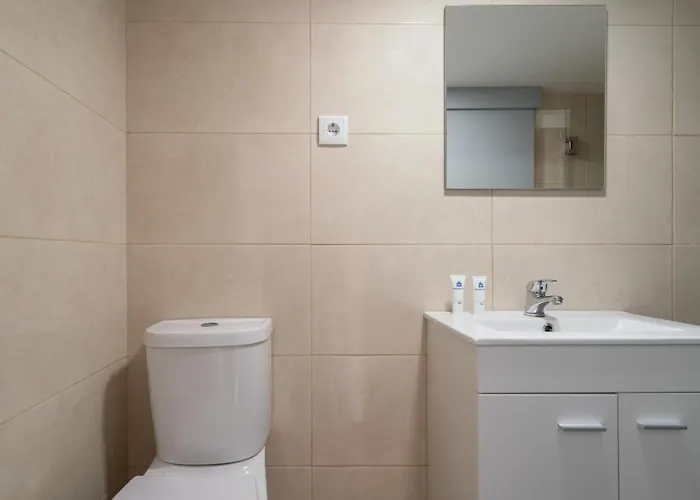 Charming Bright House W/ Garden בית נופש