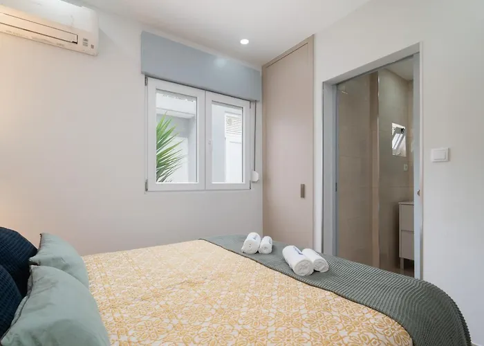 Charming Bright House W/ Garden בית נופש *