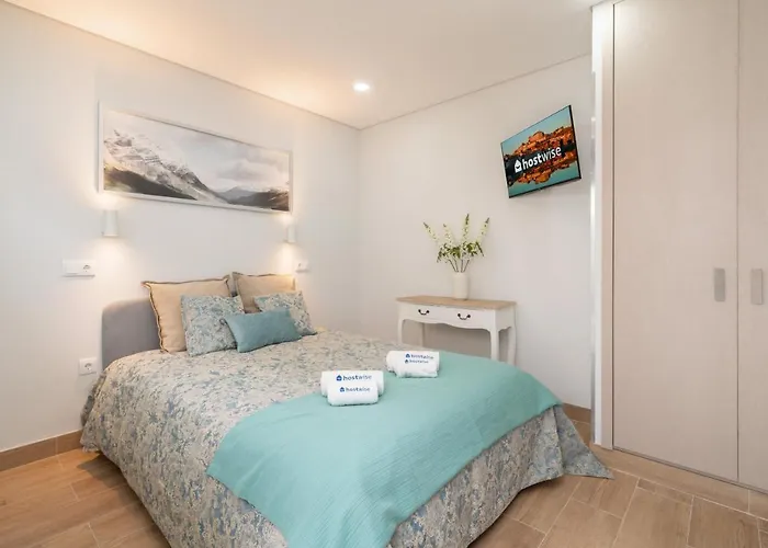 Charming Bright House W/ Garden בית נופש